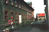 Alte Schule und Feuerwehrhaus 1981 - zum Vergrößern klicken