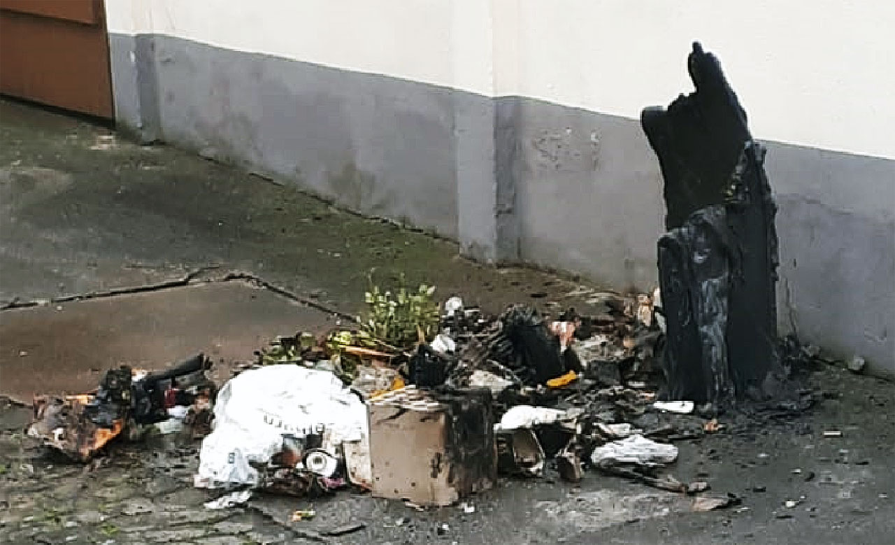 Die Überreste der Mülltonne, fotografiert bei Tageslicht (Quelle: Feuerwehr Lindenholzhausen)