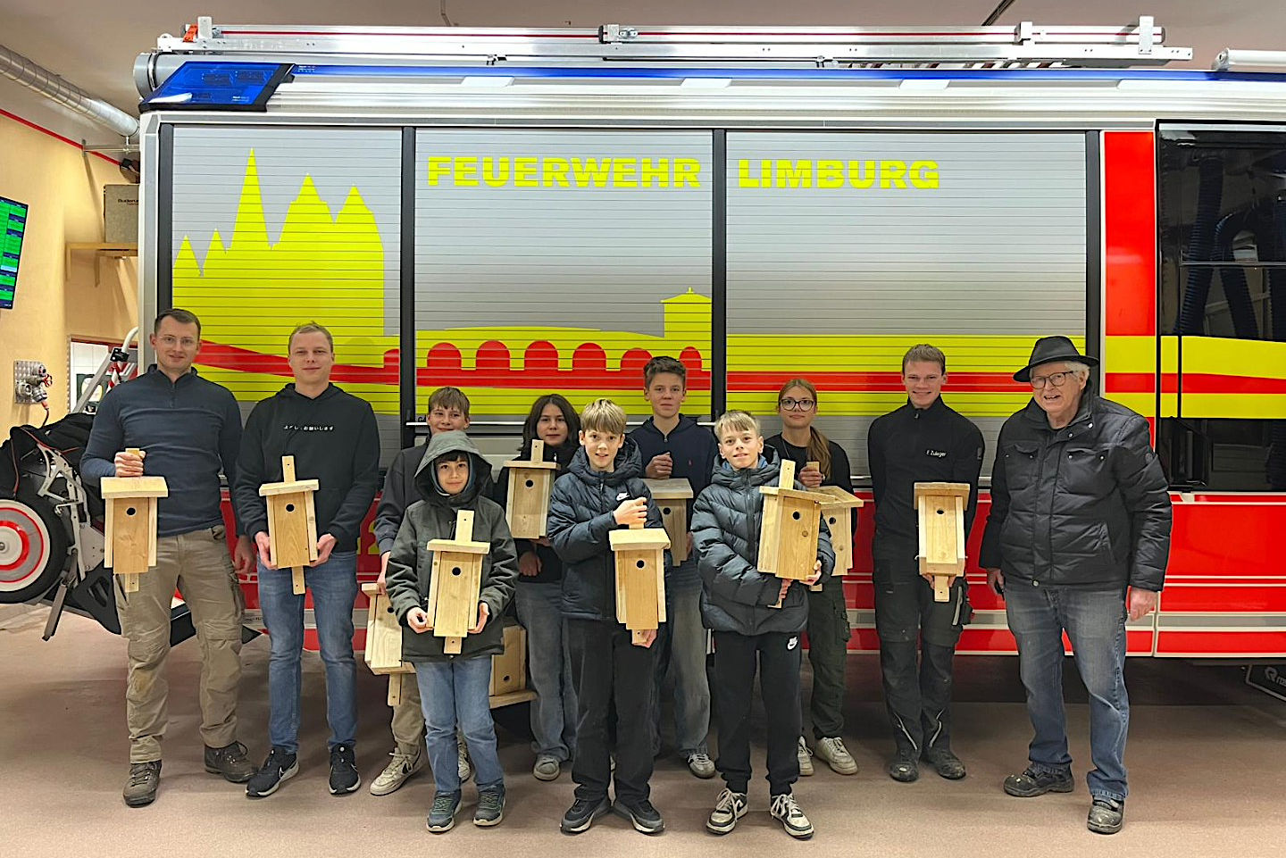 Mitglieder der Jugendfeuerwehr Lindenholzhausen haben 10 Nistkästen für Singvögel gebaut