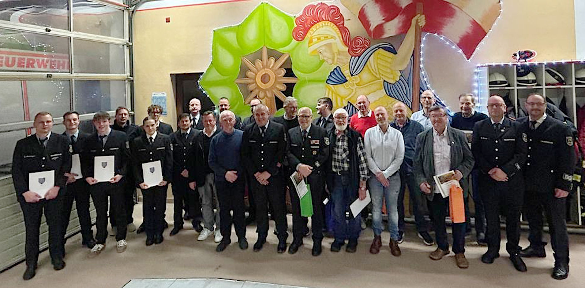  Die geehrten und beförderten Mitglieder bei der Jahreshauptversammlung  der Freiwilligen Feuerwehr Lindenholzhausen e.V. 