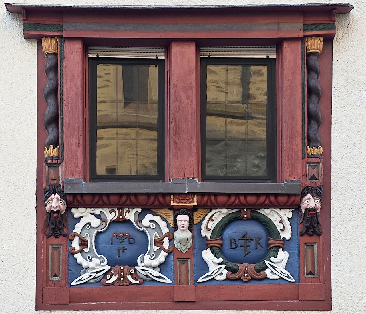 Barockes Fenster aus Eichenholz und der Embleme der Familien Dornuff und Kropp am ehemaliges Pfarrhaus in der Kirchstraße in Lindenholzhausen