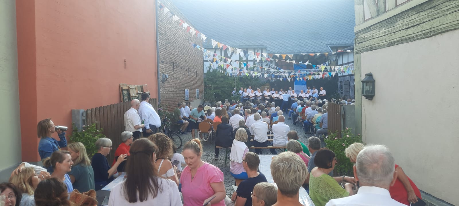 "Serenade im Hof" des Männerchors Cäcilia Lindenholzhausen